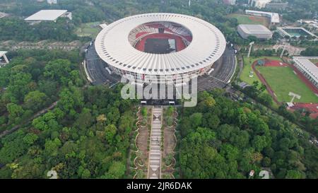 Vista aerea dello splendido scenario dello stadio di Senayan, con nuvole di rumore sullo sfondo. Giacarta, Indonesia, 23 agosto 2022 Foto Stock