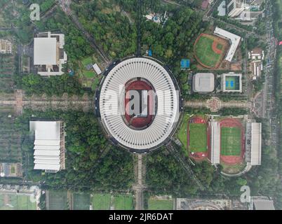 Vista aerea dello splendido scenario dello stadio di Senayan, con nuvole di rumore sullo sfondo. Giacarta, Indonesia, 23 agosto 2022 Foto Stock