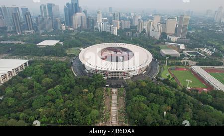 Vista aerea dello splendido scenario dello stadio di Senayan, con nuvole di rumore sullo sfondo. Giacarta, Indonesia, 23 agosto 2022 Foto Stock