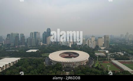 Vista aerea dello splendido scenario dello stadio di Senayan, con nuvole di rumore sullo sfondo. Giacarta, Indonesia, 23 agosto 2022 Foto Stock