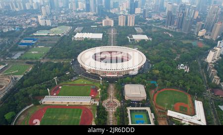 Vista aerea dello splendido scenario dello stadio di Senayan, con nuvole di rumore sullo sfondo. Giacarta, Indonesia, 23 agosto 2022 Foto Stock