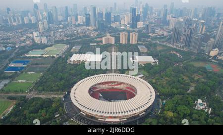 Vista aerea dello splendido scenario dello stadio di Senayan, con nuvole di rumore sullo sfondo. Giacarta, Indonesia, 23 agosto 2022 Foto Stock