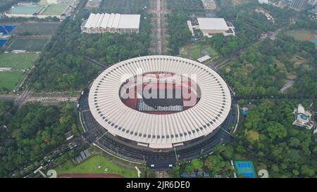 Vista aerea dello splendido scenario dello stadio di Senayan, con nuvole di rumore sullo sfondo. Giacarta, Indonesia, 23 agosto 2022 Foto Stock