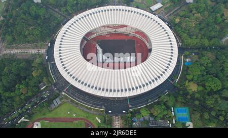 Vista aerea dello splendido scenario dello stadio di Senayan, con nuvole di rumore sullo sfondo. Giacarta, Indonesia, 23 agosto 2022 Foto Stock