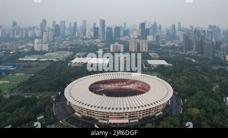 Vista aerea dello splendido scenario dello stadio di Senayan, con nuvole di rumore sullo sfondo. Giacarta, Indonesia, 23 agosto 2022 Foto Stock