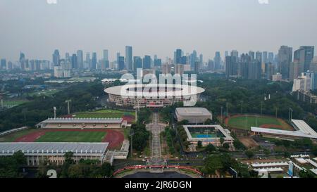 Vista aerea dello splendido scenario dello stadio di Senayan, con nuvole di rumore sullo sfondo. Giacarta, Indonesia, 23 agosto 2022 Foto Stock