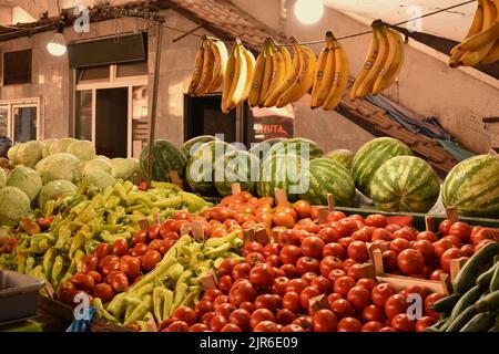 Vendita di frutta e verdura al mercato agricolo locale Foto Stock