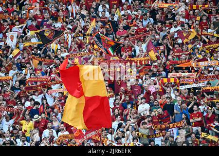 Roma, Italia. 22nd ago, 2022. COME tifosi di Roma durante il Campionato Italiano di Calcio League Una partita del 2022/2023 tra AS Roma vs US Cremonese allo Stadio Olimpico di Roma il 22 agosto 2022. Credit: Live Media Publishing Group/Alamy Live News Foto Stock