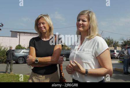 2022-08-22 11:18:53 il ministro olandese del Commercio estero e dello sviluppo Liesje Schreinemacher (R) e il ministro della Difesa Kajsa Ollongren (L), partecipano alla loro visita nella città di Irpin per incontrare funzionari locali, vicino a Kyiv, Ucraina, il 22 agosto 2022. I ministri olandesi del Commercio estero e dello sviluppo Liesje Schreinemacher e il ministro della Difesa Kajsa Ollongren visitano Kyiv e le città suraund per incontrare i funzionari ucraini. Irpin così come altre città e villaggi nella parte settentrionale della regione di Kyiv divenne campi di battaglia e furono pesantemente sgusciati quando le truppe russe tentarono di raggiungere i capi ucraini Foto Stock