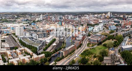 LEEDS, REGNO UNITO - 19 AGOSTO 2022. Un panorama aereo della città di Leeds Dock area del centro della città con lussuosi alberghi sul lungomare a Roberts Wharf Foto Stock
