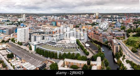 LEEDS, REGNO UNITO - 19 AGOSTO 2022. Un panorama aereo della città di Leeds Dock area del centro della città con lussuosi alberghi sul lungomare a Roberts Wharf Foto Stock
