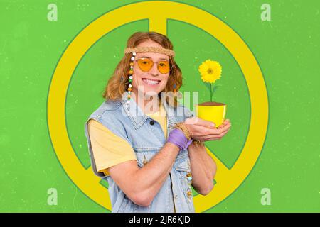 Collage foto di giovane ragazzo sorridente divertente tenere giallo vaso gerbera fiore buon umore hippie simbolo isolato su sfondo di colore verde Foto Stock