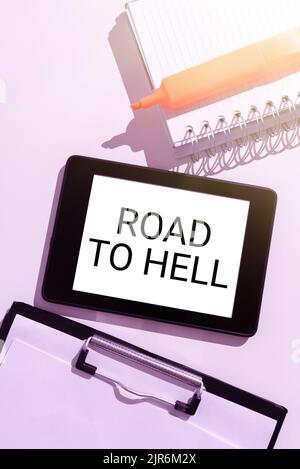 Visualizzazione concettuale Road to Hell. Parola per passaggio estremamente pericoloso Dark Ri Unsafe Travel Tablet con messaggio importante tra gli Appunti Foto Stock