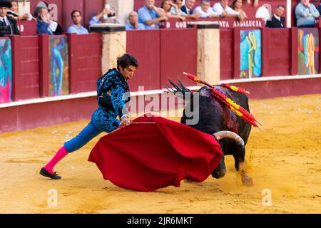 Malaga, Spagna. 17th ago, 2022. Il batterista spagnolo Cayetano Rivera visto durante la corrida Picassia a Plaza de Toros de la Malagueta a Malaga. La corrida Picassiana si è tenuta a Malaga dal 2003 per onorare Pablo Picasso, che era un grande fan della corrida. Per questo, l'arena la Malagueta sembra una decorazione ispirata all'arte di Picasso. Credit: SOPA Images Limited/Alamy Live News Foto Stock