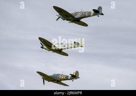 Supermarine Spitfire Vc, Supermarine Seafire & Hawker Sea Hurricane, aerotrasportato al Fly Navy Airshow tenutosi a Shuttleworth il 3rd luglio 2022 Foto Stock