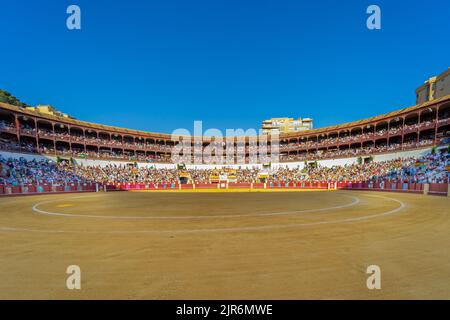 Malaga, Spagna. 17th ago, 2022. Vista panoramica dell'arena la Malagueta durante la corrida Picassiana a Malaga. La corrida Picassiana si è tenuta a Malaga dal 2003 per onorare Pablo Picasso, che era un grande fan della corrida. Per questo, l'arena la Malagueta sembra una decorazione ispirata all'arte di Picasso. Credit: SOPA Images Limited/Alamy Live News Foto Stock