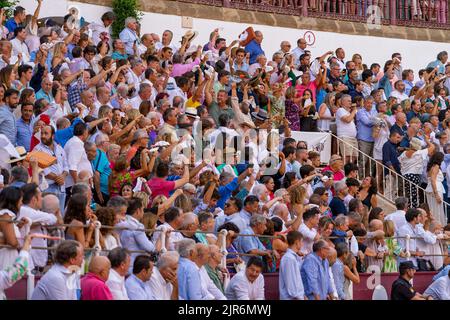 Malaga, Spagna. 17th ago, 2022. Gli spettatori si sono acclamati durante la corrida Picassiana a Plaza de Toros de la Malagueta a Malaga. La corrida Picassiana si è tenuta a Malaga dal 2003 per onorare Pablo Picasso, che era un grande fan della corrida. Per questo, l'arena la Malagueta sembra una decorazione ispirata all'arte di Picasso. Credit: SOPA Images Limited/Alamy Live News Foto Stock