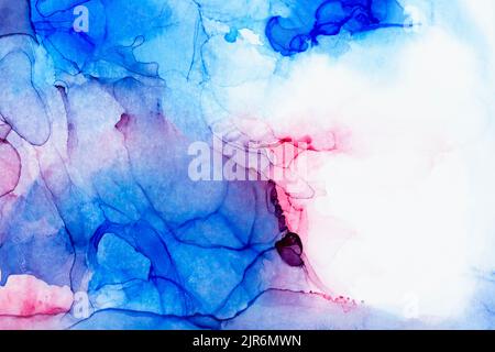 Macro primo piano di strati di inchiostro blu e rosso, schizzi, sfondo astratto. Inchiostro fluido, sfondo colorato a trama intera. Colori vivaci. Foto Stock
