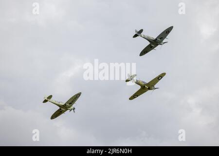 Supermarine Spitfire Vc, Supermarine Seafire & Hawker Sea Hurricane, aerotrasportato al Fly Navy Airshow tenutosi a Shuttleworth il 3rd luglio 2022 Foto Stock