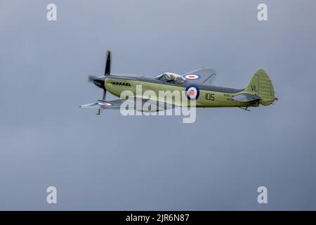Navy Wings Seafire XVII SX336, aerotrasportato al Fly Navy Airshow tenutosi a Shuttleworth il 3rd luglio 2022 Foto Stock