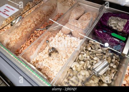 Grande supermercato Carrefour a Varsavia, Polonia che offre peso sciolto, plastica libera cibi congelati - frutti di mare Foto Stock