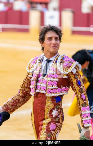 Malaga, Spagna. 17th ago, 2022. Andres Roca Rey, combattente peruviano che festeggiava durante la corrida Picassiana a Plaza de Toros de la Malagueta a Malaga. La corrida Picassiana si è tenuta a Malaga dal 2003 per onorare Pablo Picasso, che era un grande fan della corrida. Per questo, l'arena la Malagueta sembra una decorazione ispirata all'arte di Picasso. (Foto di Francis Gonzalez/SOPA Images/Sipa USA) Credit: Sipa USA/Alamy Live News Foto Stock