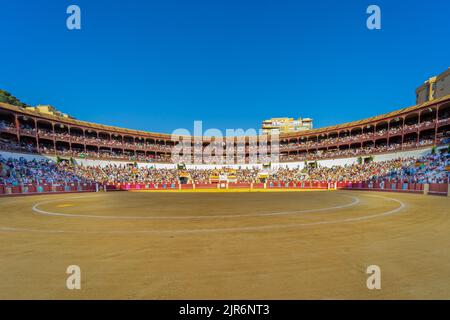 Malaga, Spagna. 17th ago, 2022. Vista panoramica dell'arena la Malagueta durante la corrida Picassiana a Malaga. La corrida Picassiana si è tenuta a Malaga dal 2003 per onorare Pablo Picasso, che era un grande fan della corrida. Per questo, l'arena la Malagueta sembra una decorazione ispirata all'arte di Picasso. (Foto di Francis Gonzalez/SOPA Images/Sipa USA) Credit: Sipa USA/Alamy Live News Foto Stock