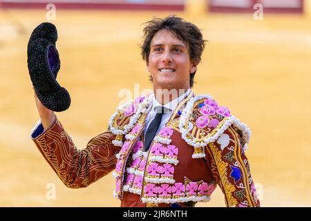 Malaga, Spagna. 17th ago, 2022. Andres Roca Rey, combattente peruviano che festeggiava durante la corrida Picassiana a Plaza de Toros de la Malagueta a Malaga. La corrida Picassiana si è tenuta a Malaga dal 2003 per onorare Pablo Picasso, che era un grande fan della corrida. Per questo, l'arena la Malagueta sembra una decorazione ispirata all'arte di Picasso. (Foto di Francis Gonzalez/SOPA Images/Sipa USA) Credit: Sipa USA/Alamy Live News Foto Stock