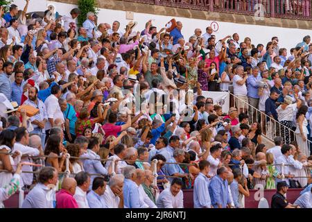 Malaga, Spagna. 17th ago, 2022. Gli spettatori si sono acclamati durante la corrida Picassiana a Plaza de Toros de la Malagueta a Malaga. La corrida Picassiana si è tenuta a Malaga dal 2003 per onorare Pablo Picasso, che era un grande fan della corrida. Per questo, l'arena la Malagueta sembra una decorazione ispirata all'arte di Picasso. (Foto di Francis Gonzalez/SOPA Images/Sipa USA) Credit: Sipa USA/Alamy Live News Foto Stock