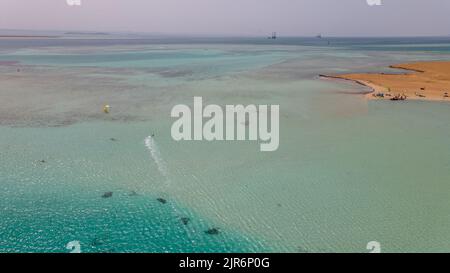 Una vista aerea di persona kitesurf nel Mar Rosso, Egitto Foto Stock