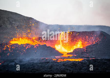 Eruzione del vulcano Meradalir, Penisola di Reykjanes, Islanda, agosto 2022 Foto Stock