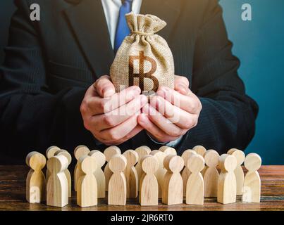 Uomo d'affari tiene fuori un baht thailandese borsa di soldi alla folla. Ufficiale. Manutenzione del personale. Sostegno finanziario. Pagamenti compensativi. Profitto azionario. Imposta col Foto Stock