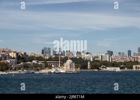 Vista dei traghetti, della moschea storica e del lato europeo di Istanbul. E' una giornata estiva di sole. Foto Stock