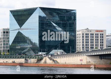 Berlino, Germania. 22nd ago, 2022. L'edificio degli uffici a forma di cubo Der Cube Berlin si trova su Washingtonplatz. Credit: Monika Skolimowska/dpa/Alamy Live News Foto Stock