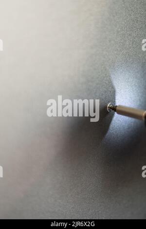 Il processo di avvitamento della vite, l'installazione di un armadio di porta scorrevole. Foto Stock