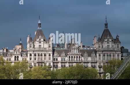 Top of the Royal Horseguards Hotel Lit by the Evening Sun di proprietà di Guoman Hotels visto dalla riva sud del Tamigi Londra UK Foto Stock