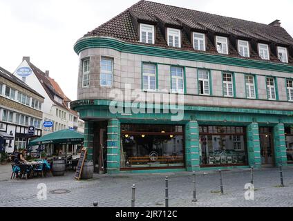 Bielefeld, NRW, Germania - Luglio 23 2017 questa casa d'angolo si trova nel centro storico di Bielefeld. Si chiama ‘Kachelhaus’ (casa in piastrelle) a causa del rivestimento Foto Stock