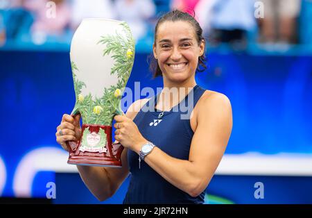 Caroline Garcia di Francia si pone con il trofeo dei campioni dopo aver vinto contro Petra Kvitova della Repubblica Ceca, la finale del 2022 Western & Southern Open, WTA 1000 torneo di tennis il 21 agosto 2022 a Cincinnati, Stati Uniti - Foto: Rob Prange/DPPI/LiveMedia Foto Stock