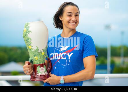 Caroline Garcia di Francia si pone con il trofeo dei campioni dopo aver vinto contro Petra Kvitova della Repubblica Ceca, la finale del 2022 Western & Southern Open, WTA 1000 torneo di tennis il 21 agosto 2022 a Cincinnati, Stati Uniti - Foto: Rob Prange/DPPI/LiveMedia Foto Stock