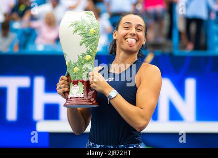 Caroline Garcia di Francia si pone con il trofeo dei campioni dopo aver vinto contro Petra Kvitova della Repubblica Ceca, la finale del 2022 Western & Southern Open, WTA 1000 torneo di tennis il 21 agosto 2022 a Cincinnati, Stati Uniti - Foto: Rob Prange/DPPI/LiveMedia Foto Stock