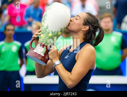 Caroline Garcia di Francia si pone con il trofeo dei campioni dopo aver vinto contro Petra Kvitova della Repubblica Ceca, la finale del 2022 Western & Southern Open, WTA 1000 torneo di tennis il 21 agosto 2022 a Cincinnati, Stati Uniti - Foto: Rob Prange/DPPI/LiveMedia Foto Stock