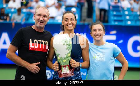 Caroline Garcia di Francia si pone con il trofeo dei campioni dopo aver vinto contro Petra Kvitova della Repubblica Ceca, la finale del 2022 Western & Southern Open, WTA 1000 torneo di tennis il 21 agosto 2022 a Cincinnati, Stati Uniti - Foto: Rob Prange/DPPI/LiveMedia Foto Stock