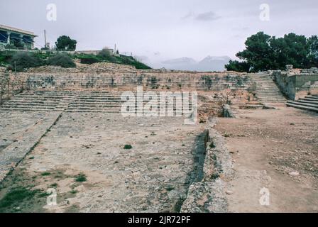 L'area teatrale, con la Corte Ovest e il passaggio sopraelevato a Phaistos (Festos) sito archeologico a Creta, la più grande e popolosa delle isole greche, il centro della prima civiltà avanzata d'Europa. Marzo 1980. Scansione di archivio da una diapositiva. Foto Stock