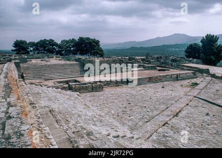 L'area teatrale, con la Corte Ovest a Phaistos (Festos) sito archeologico a Creta, la più grande e popolosa delle isole greche, il centro della prima civiltà avanzata d'Europa. Marzo 1980. Scansione di archivio da una diapositiva. Foto Stock