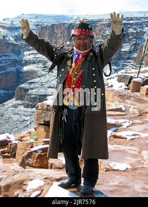 Single indiano in suite nazionale e cappello nel Grand Canyon inviare il benvenuto ai visitatori in Arizona, Stati Uniti d'America. Foto Stock