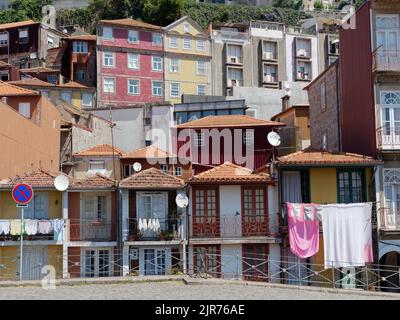 Proprietà tradizioanl a Porto Portogallo con lavaggio appeso all'asciutto Foto Stock