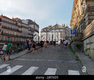 Rampa fuori dalla stazione ferroviaria di Sao bento (a destra) a Porto, Portogallo. Chiesa di Sant'Antonio del centro raduni sfondo. Foto Stock