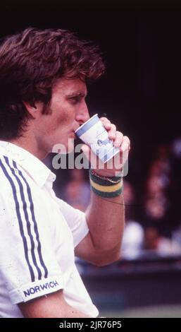 30 giugno 1981, Wimbledon, Inghilterra, Regno Unito: PETER MCNAMARA dell'Australia riposa e idrata durante la sua partita contro Bjorn Borg nei quarti di finale di Mens. Borg ha vinto in serie diritte. (Credit Image: © Keystone Press Agency/ZUMA Press Wire). Foto Stock