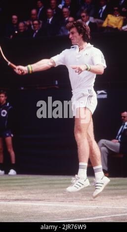 30 giugno 1981, Wimbledon, Inghilterra, Regno Unito: PETER MCNAMARA dell'Australia che serve la palla a Bjorn Borg nella partita di quarti di Mens. Borg ha vinto in serie diritte. (Credit Image: © Keystone Press Agency/ZUMA Press Wire). Foto Stock