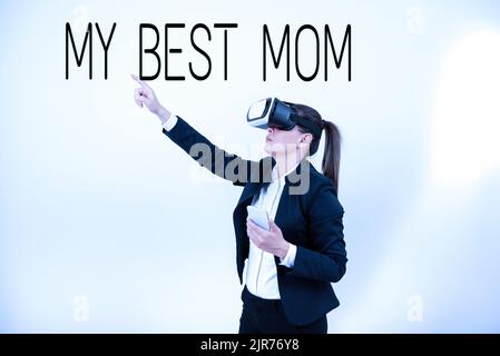 Visualizzazione concettuale My Best MOM, Internet Concept ammirare avere affetto buoni sentimenti amore per la tua madre Donna Holding cellulare, indossando VR Glasse Foto Stock